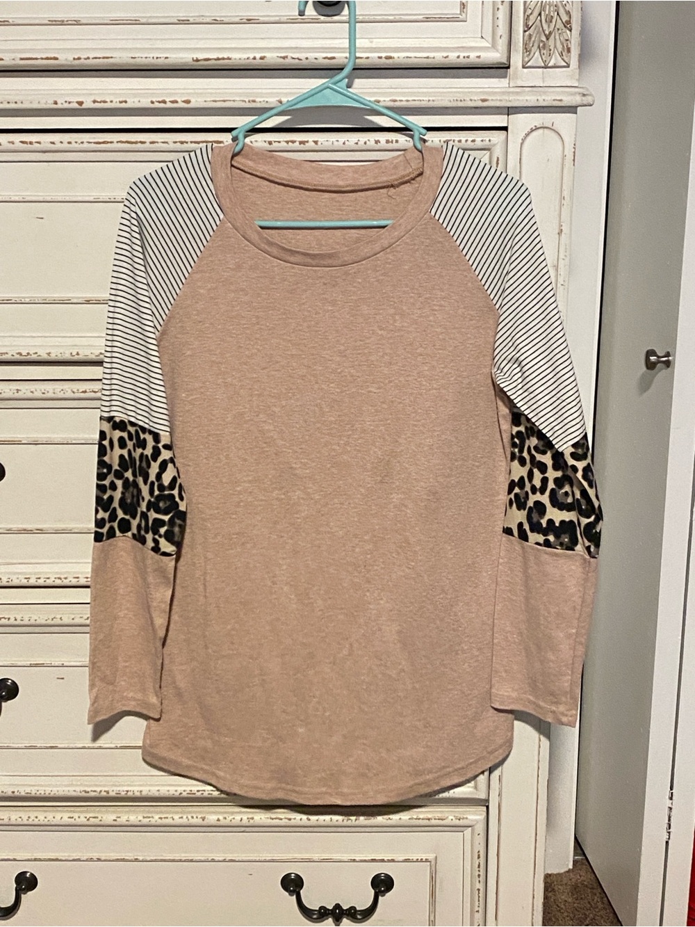 Women’s Long Sleeve Colorblock Leopard Accent Tee - Blush